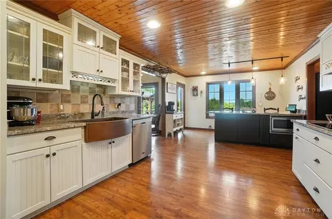 Kitchen - 891 N Tecumseh Rd, Springfield, OH 45504 photo 5 of 10