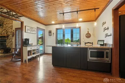 Kitchen - 891 N Tecumseh Rd, Springfield, OH 45504 photo 9 of 10