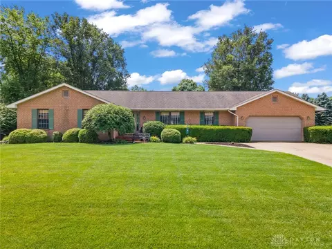 1686 Laurel Creek Dr, Troy, OH 45373