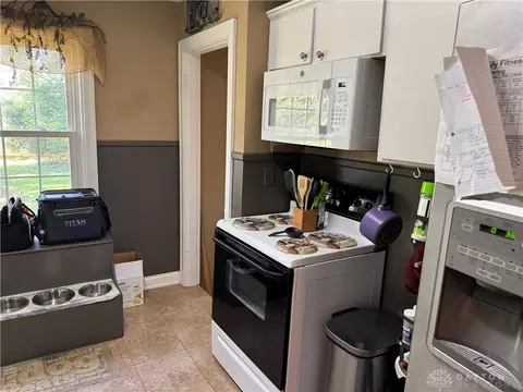 Kitchen - 212 Earnshaw Dr, Kettering, OH 45429 photo 1 of 2