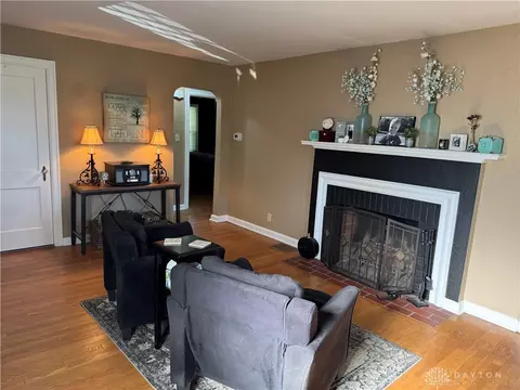 Living - 212 Earnshaw Dr, Kettering, OH 45429 photo 1 of 2