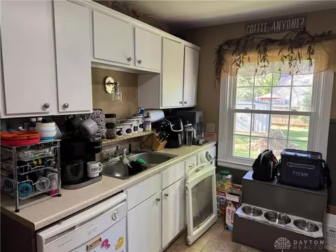 Kitchen - 212 Earnshaw Dr, Kettering, OH 45429 photo 2 of 2
