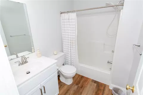 Bath - 1129 Eureka Dr, Kettering, OH 45419 photo 2 of 6