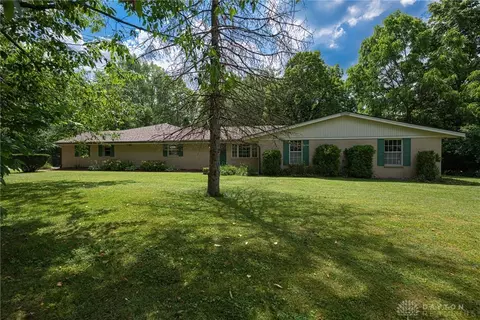 3049 Beech Hill Dr, Sugarcreek Township, OH 45370