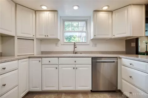Kitchen - 1109 Carlo Dr, Kettering, OH 45429 photo 6 of 6