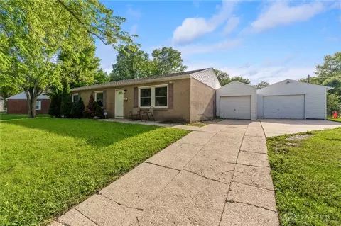 17 Berry Dr, Dayton, OH 45426