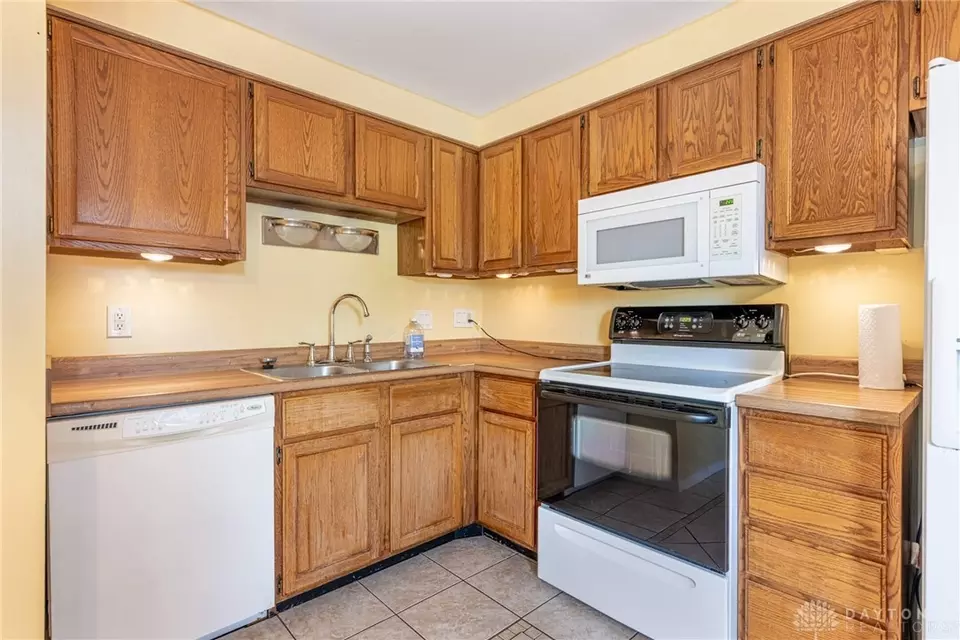 Kitchen - 95 Marco Ln, Washington Township, OH 45458 photo 2 of 5