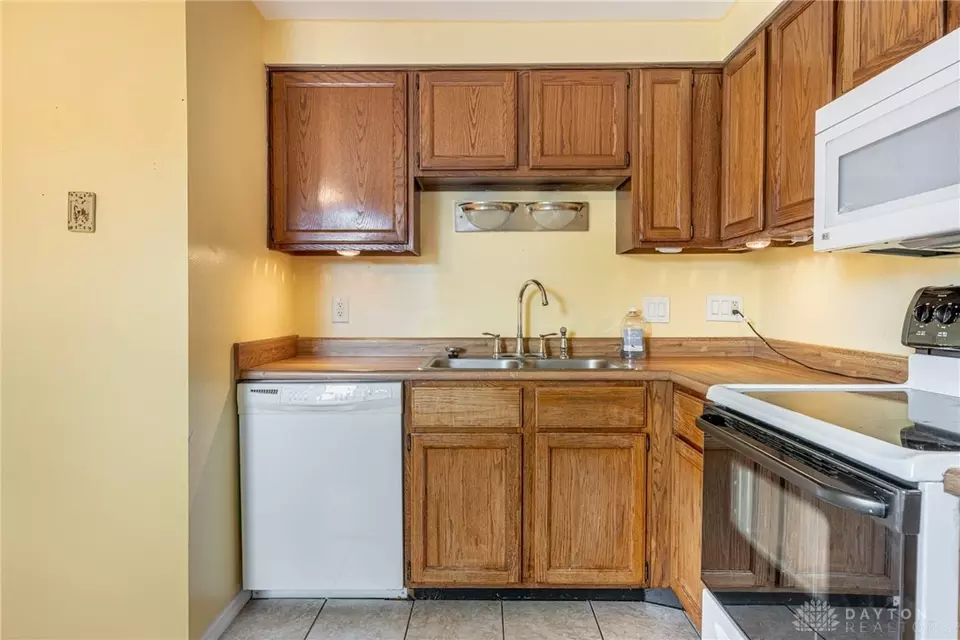 Kitchen - 95 Marco Ln, Washington Township, OH 45458 photo 3 of 5