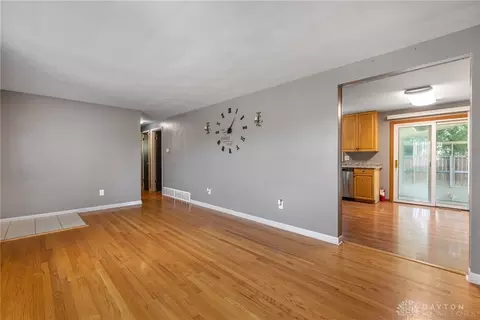 Living - 4050 Tacoma St, Springfield, OH 45503 photo 2 of 3