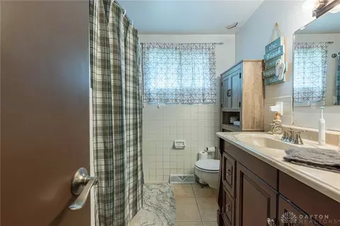 Bath - 4050 Tacoma St, Springfield, OH 45503 photo 2 of 3