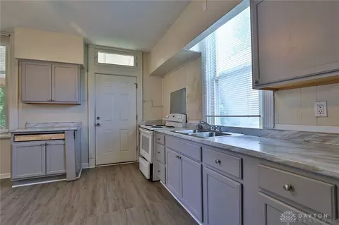 Kitchen - 15 Bertus St, Cincinnati, OH 45217 photo 4 of 4