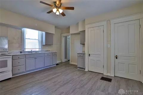Kitchen - 15 Bertus St, Cincinnati, OH 45217 photo 2 of 4