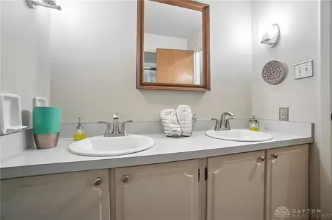 Bath - 372 Willowhurst Dr, Centerville, OH 45459 photo 5 of 8