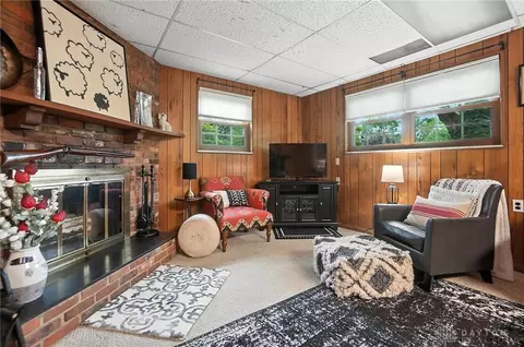 Living - 372 Willowhurst Dr, Centerville, OH 45459 photo 10 of 11