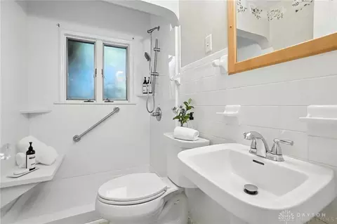 Bath - 112 Earnshaw Dr, Kettering, OH 45429 photo 1 of 2