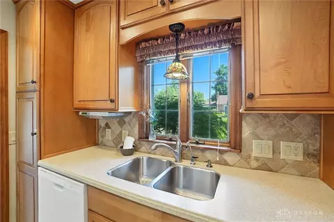 Kitchen - 112 Earnshaw Dr, Kettering, OH 45429 photo 2 of 4