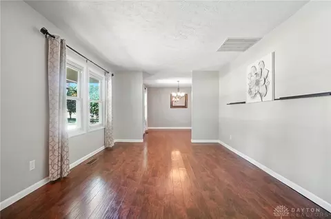 Living - 3845 Westcliff Ct, Springfield, OH 45502 photo 3 of 14