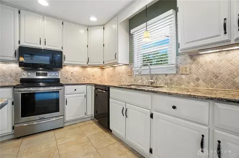 Kitchen - 3845 Westcliff Ct, Springfield, OH 45502 photo 6 of 8