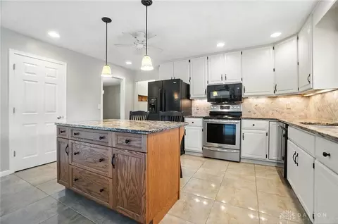 Kitchen - 3845 Westcliff Ct, Springfield, OH 45502 photo 5 of 8