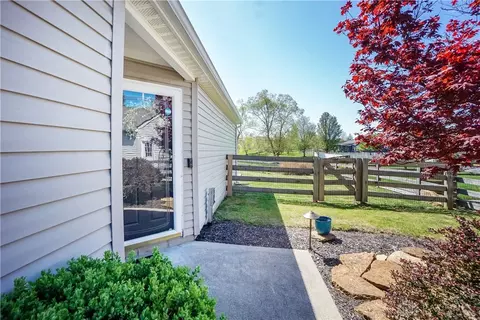 Exterior - 31 Waterstone Dr, Franklin, OH 45005 photo 3 of 11