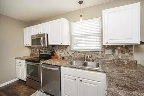 Kitchen - 31 Waterstone Dr, Franklin, OH 45005 photo 2 of 2