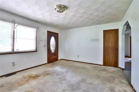 Living - 17403 Bloomrose Rd, Williamsburg, OH 45176 photo 3 of 8