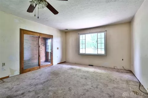 Living - 17403 Bloomrose Rd, Williamsburg, OH 45176 photo 6 of 8