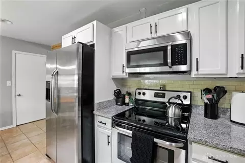 Kitchen - 262 Upper Hillside Dr, Bellbrook, OH 45305 photo 4 of 5