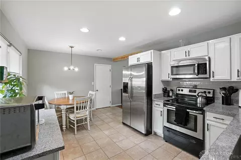 Kitchen - 262 Upper Hillside Dr, Bellbrook, OH 45305 photo 2 of 5