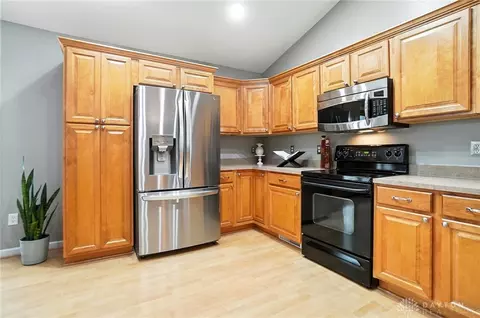 Kitchen - 25 Kitty Hawk Dr, Springboro, OH 45066 photo 6 of 7