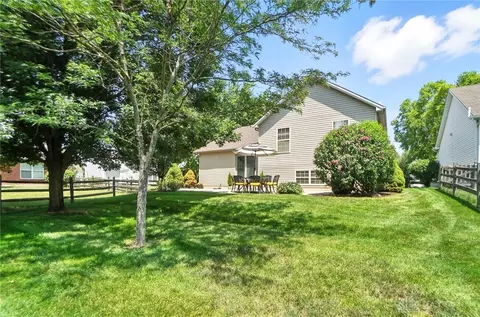 Exterior - 25 Kitty Hawk Dr, Springboro, OH 45066 photo 2 of 10
