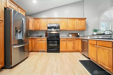 Kitchen - 25 Kitty Hawk Dr, Springboro, OH 45066 photo 5 of 7