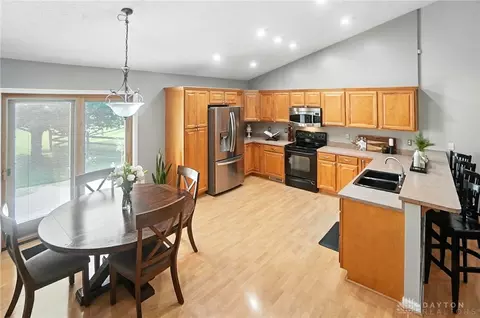 Kitchen - 25 Kitty Hawk Dr, Springboro, OH 45066 photo 1 of 7