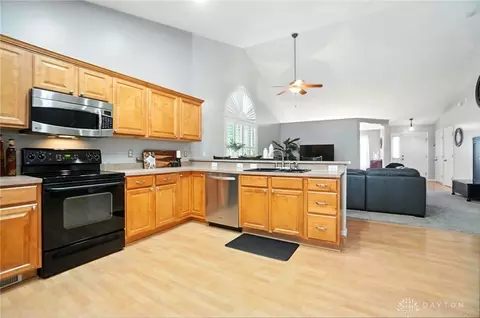 Kitchen - 25 Kitty Hawk Dr, Springboro, OH 45066 photo 3 of 7
