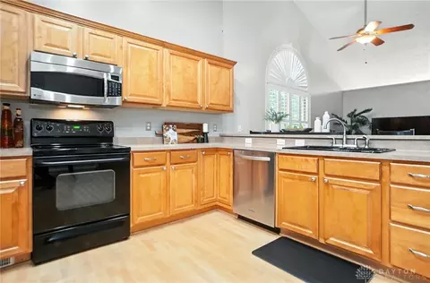 Kitchen - 25 Kitty Hawk Dr, Springboro, OH 45066 photo 4 of 7
