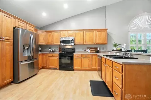 Kitchen - 25 Kitty Hawk Dr, Springboro, OH 45066 photo 2 of 7