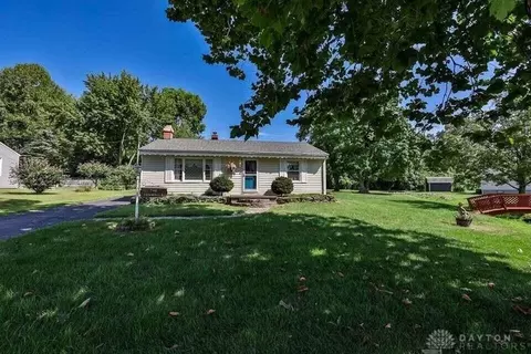 402 Green Acres Dr, Springfield, OH 45504
