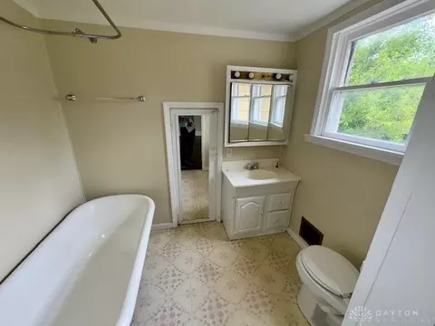 Bath - 1428 Highland Ave, Springfield, OH 45503 photo 2 of 2