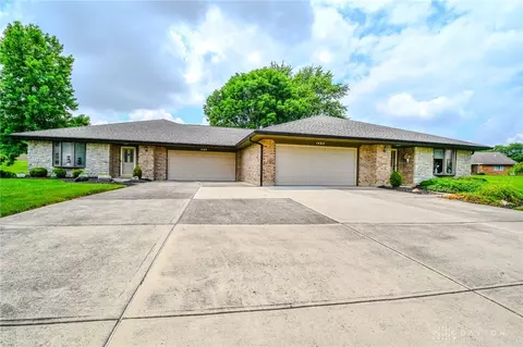 1480 Cross Creek Cir, Dayton, OH 45429