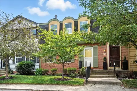 2704 N Kings Arms Cir, Dayton, OH 45440