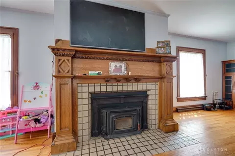 Living - 2027 Elmwood Ave, Springfield, OH 45505 photo 2 of 8