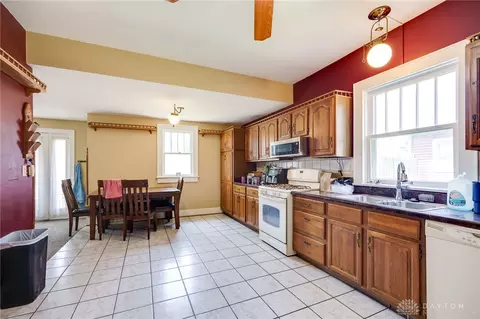 Kitchen - 2027 Elmwood Ave, Springfield, OH 45505 photo 3 of 4