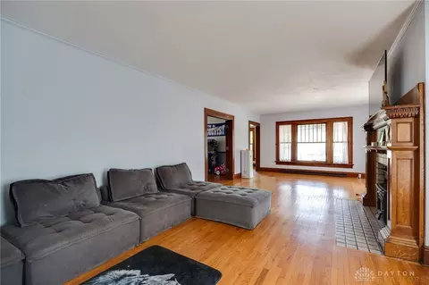 Living - 2027 Elmwood Ave, Springfield, OH 45505 photo 7 of 8
