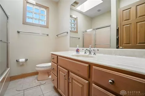 Bath - 2655 Ballydoyle Dr, Springfield, OH 45503 photo 9 of 10