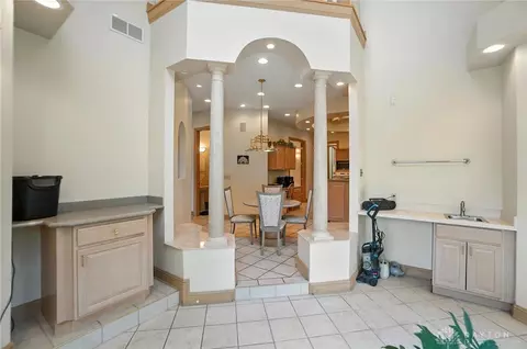 Entry Way - 2655 Ballydoyle Dr, Springfield, OH 45503 photo 5 of 18