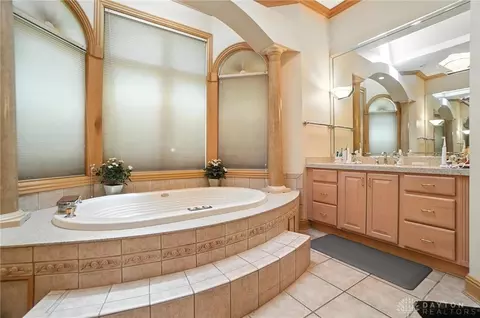 Bath - 2655 Ballydoyle Dr, Springfield, OH 45503 photo 1 of 10