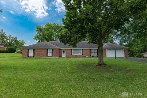 1434 Roamont Dr, Washington Township, OH 45459