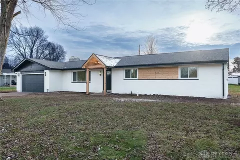 825 Fawcett Dr, Dayton, OH 45434