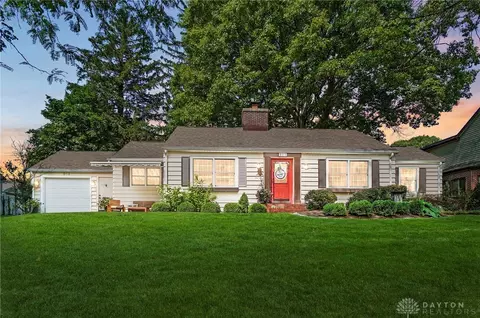 583 Acorn Dr, Oakwood, OH 45419
