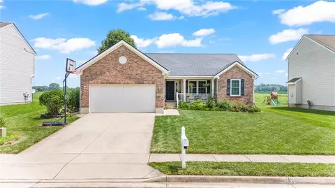 1733 Hunters Ridge Dr, Troy, OH 45373